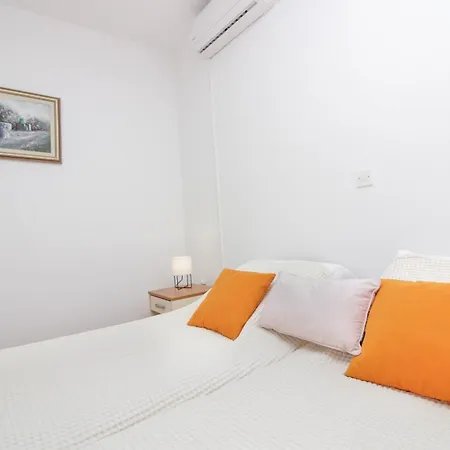 And With Parking Space Nin, Zadar - 5805 Guest house 3*